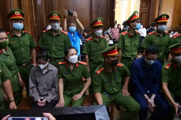 Tới 8h30, phiên tòa diễn ra. Hội đồng xét xử tiến hành thẩm tra lý lịch của hai bị cáo tại tòa. Về phía bị hại, bà H., mẹ bé A. tham dự phiên tòa với tư cách là người đại diện hợp pháp của bị hại. (Ảnh: Người lao động)