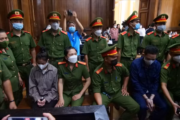 Tới 8h30, phiên tòa diễn ra. Hội đồng xét xử tiến hành thẩm tra lý lịch của hai bị cáo tại tòa. Về phía bị hại, bà H., mẹ bé A. tham dự phiên tòa với tư cách là người đại diện hợp pháp của bị hại. (Ảnh: Người lao động)