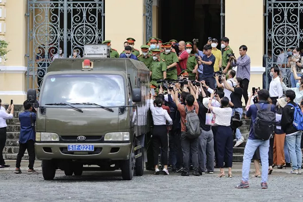 Thái và Trang được dẫn giải vào khu vực gần phòng xét xử trong vòng vây an ninh chặt chẽ. (Ảnh: Người lao động)
