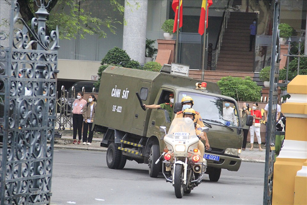 Đến 7h, xe chở các bị cáo đến tòa. (Ảnh: Lao động)