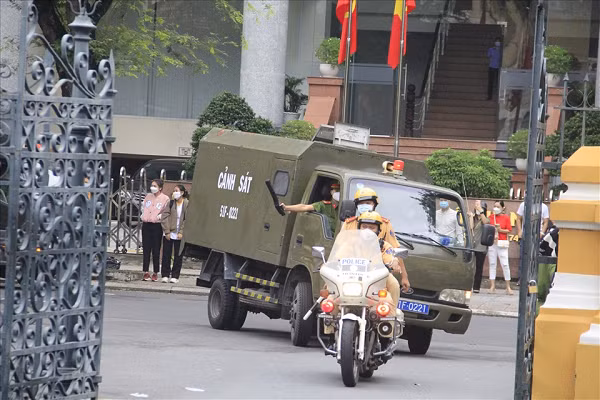 Đến 7h, xe chở các bị cáo đến tòa. (Ảnh: Lao động)