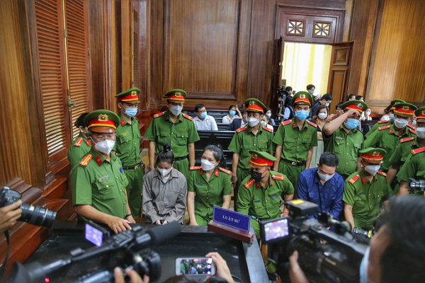 Sau khi hội ý, Thẩm phán Nguyễn Văn Tuấn, chủ tọa phiên tòa trả lời: Vụ án thuộc thẩm quyền của Tòa Gia đình và Người chưa thành niên. Vụ án được xét xử công khai mà không xét xử kín do dư luận rất quan tâm, đồng thời phía bị hại không có yêu cầu xét xử kín. (Ảnh: Người lao động)