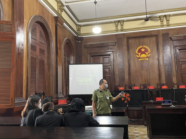 Tại khu vực phòng xử án, cảnh sát thi hành án hình sự và hỗ trợ tư pháp thông báo quá trình xét xử nếu HĐXX trình chiếu cảnh "dì ghẻ" bạo hành bé gái 8 tuổi, những người tham dự phiên tòa không được chụp ảnh, quay phim, livestream. Người vi phạm sẽ bị xử lý theo quy định. (Ảnh: Người lao động)