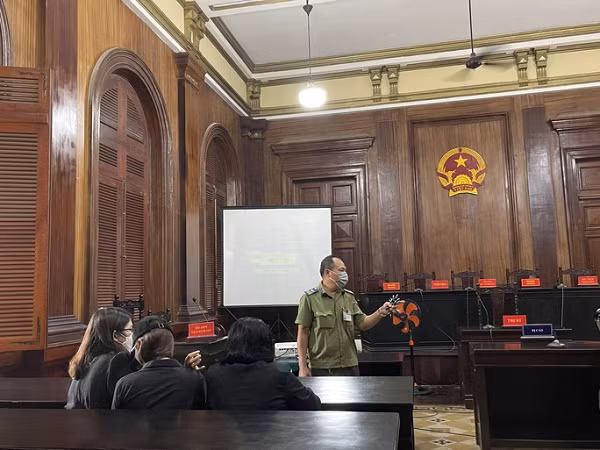 Tại khu vực phòng xử án, cảnh sát thi hành án hình sự và hỗ trợ tư pháp thông báo quá trình xét xử nếu HĐXX trình chiếu cảnh "dì ghẻ" bạo hành bé gái 8 tuổi, những người tham dự phiên tòa không được chụp ảnh, quay phim, livestream. Người vi phạm sẽ bị xử lý theo quy định. (Ảnh: Người lao động)