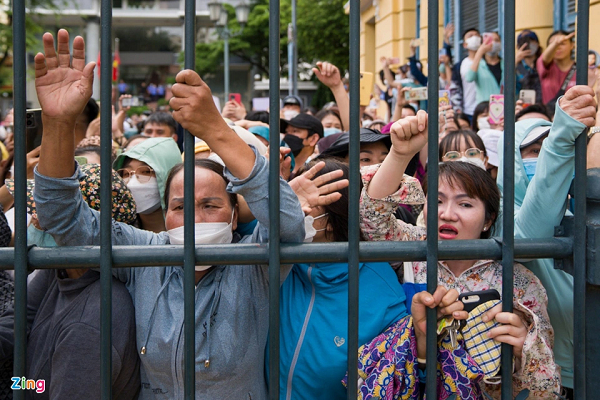 Nhiều người phẫn nộ khi từ ngày 7/12 đến ngày 12/12/2021, chứng kiến Trang nhiều lần đánh đập con gái nhưng Thái không can ngăn, mà còn hành hạ nạn nhân. Ngày 22/12/2021, sau khi biết Trang đánh bé A. tử vong, Thái xóa dữ liệu 4 camera trong căn hộ nhằm che giấu hành vi phạm tội của Trang. (Ảnh: Zingnews)