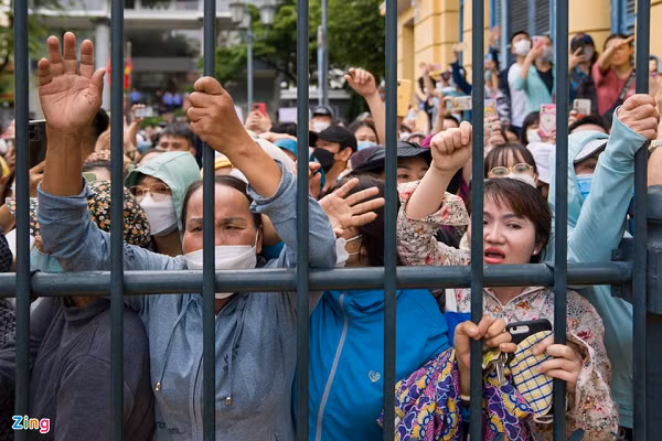 Nhiều người phẫn nộ khi từ ngày 7/12 đến ngày 12/12/2021, chứng kiến Trang nhiều lần đánh đập con gái nhưng Thái không can ngăn, mà còn hành hạ nạn nhân. Ngày 22/12/2021, sau khi biết Trang đánh bé A. tử vong, Thái xóa dữ liệu 4 camera trong căn hộ nhằm che giấu hành vi phạm tội của Trang. (Ảnh: Zingnews)