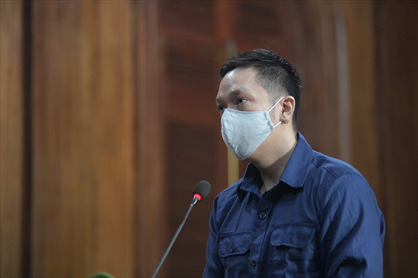 Bị cáo Nguyễn Kim Trung Thái (bố đẻ của cháu A.) trả lời HĐXX. (Ảnh: Lao động)