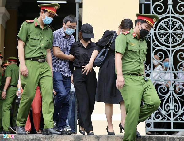 Phiên toà kết thúc, các bị cáo và chị N.T.H (mẹ bé V.A.) được cảnh sát hộ tống lên xe rời tòa án. (Ảnh: Zingnews)