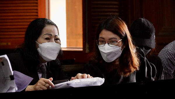 Luật sư bảo vệ quyền và lợi ích hợp pháp cho bé V.A đề nghị xét xử công khai vụ án, xác định tỷ lệ thương tích của bị hại và xác định bị cáo Thái là đồng phạm với tội danh giết người. (Ảnh: Lao động)