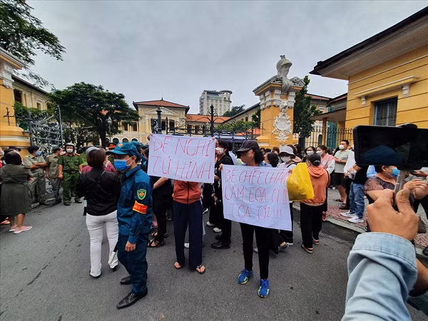 Toan canh hon 1 gio xet xu “di ghe” bao hanh be gai den chet-Hinh-2