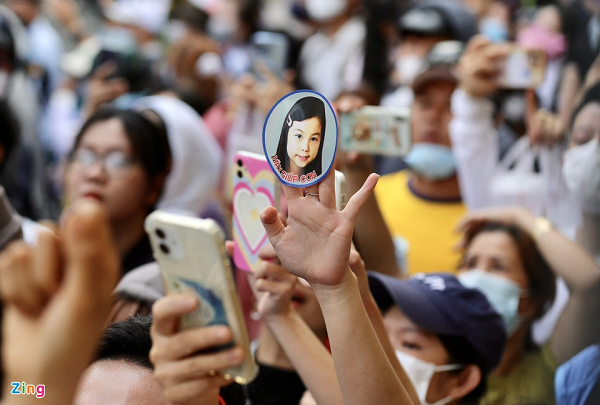 Cáo trạng thể hiện Trang mua roi mây để dạy dỗ con riêng của người tình. Khi roi bị gãy, Trang đánh bé bằng gậy gỗ dài 90 cm và bắt V.A. quỳ gối trong chuồng chó. Chứng kiến sự việc, Thái không can ngăn, mà chửi mắng, bắt con gái phải quỳ gối học bài. (Ảnh: Zingnews)