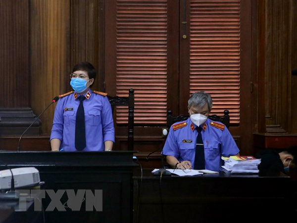 Phiên tòa do thẩm phán Nguyễn Văn Tuấn làm chủ tọa. Kiểm sát viên Lê Thị Yến Như và Phan Trung Hải giữ vai trò công tố. (Ảnh: TTXVN)