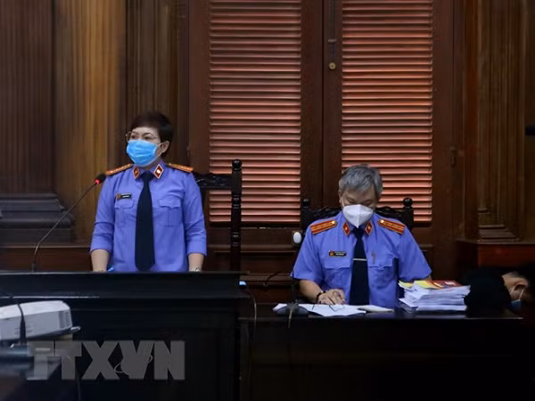 Phiên tòa do thẩm phán Nguyễn Văn Tuấn làm chủ tọa. Kiểm sát viên Lê Thị Yến Như và Phan Trung Hải giữ vai trò công tố. (Ảnh: TTXVN)