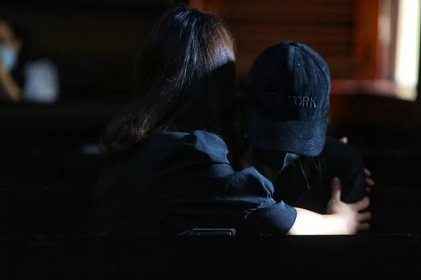 Mẹ A. có mặt ở tòa án từ rất sớm và không ngừng khóc. (Ảnh: Người lao động)