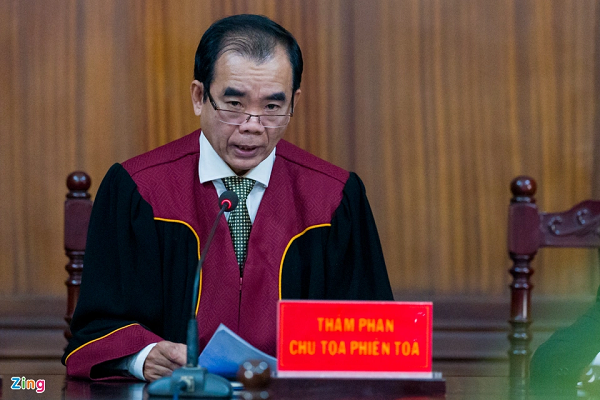 Hơn 1 giờ sau, HĐXX xét thấy cần tiến hành giám định tỉ lệ tổn thương cơ thể của bị hại vào ngày 7, 10, 11 và 12/122021 mà không thể thực hiện ngay tại phiên toà. Vì lẽ đó, HĐXX quyết định hoãn phiên toà, trả hồ sơ cho VKSND TP HCM. (Ảnh: Zingnews)