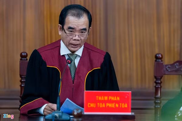 Hơn 1 giờ sau, HĐXX xét thấy cần tiến hành giám định tỉ lệ tổn thương cơ thể của bị hại vào ngày 7, 10, 11 và 12/122021 mà không thể thực hiện ngay tại phiên toà. Vì lẽ đó, HĐXX quyết định hoãn phiên toà, trả hồ sơ cho VKSND TP HCM. (Ảnh: Zingnews)