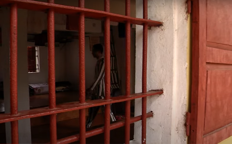 Luyện đánh nhau, bị kỷ luật rồi lại chấp hành cải tạo như các phạm nhân bình thường khác. Lê Văn Luyện đã thể hiện đúng bản tính bất cần và dường như tự đặt dấu cho hết trong cuộc đời của mình. (Ảnh cắt từ clip Truyền hình Quốc hội)