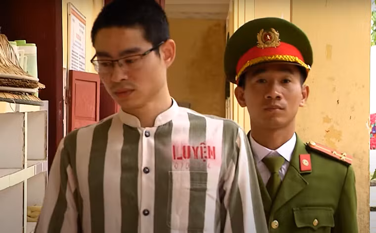 Chưa đầy 18 tuổi đã phạm phải tội ác trời không dung đất không tha. Những tháng này lao động cải tạo trong trại giam của Lê Văn Luyện cũng gập ghềnh, gồ ghề như chính cuộc đời của phạm nhân này. (Ảnh cắt từ clip Truyền hình Quốc hội)