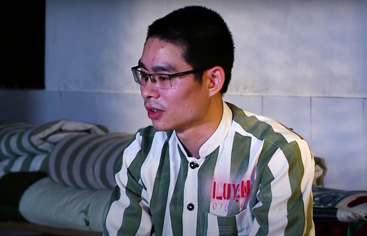 “Một chút xích mích, một chút nóng tính, người ta lao lên mình. Em không biết, em tưởng người ta lao vào đánh mình, em... có phản ứng tự nhiên thôi ạ. Sau đó nó biến thành đánh nhau. Thực tâm, lúc đấy không muốn có những vi phạm như thế”- Luyện kể lại những ngày đầu mới vào tù. (Ảnh cắt từ clip Truyền hình Quốc hội)