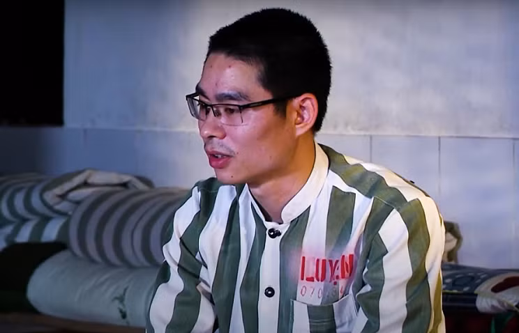 “Một chút xích mích, một chút nóng tính, người ta lao lên mình. Em không biết, em tưởng người ta lao vào đánh mình, em... có phản ứng tự nhiên thôi ạ. Sau đó nó biến thành đánh nhau. Thực tâm, lúc đấy không muốn có những vi phạm như thế”- Luyện kể lại những ngày đầu mới vào tù. (Ảnh cắt từ clip Truyền hình Quốc hội)