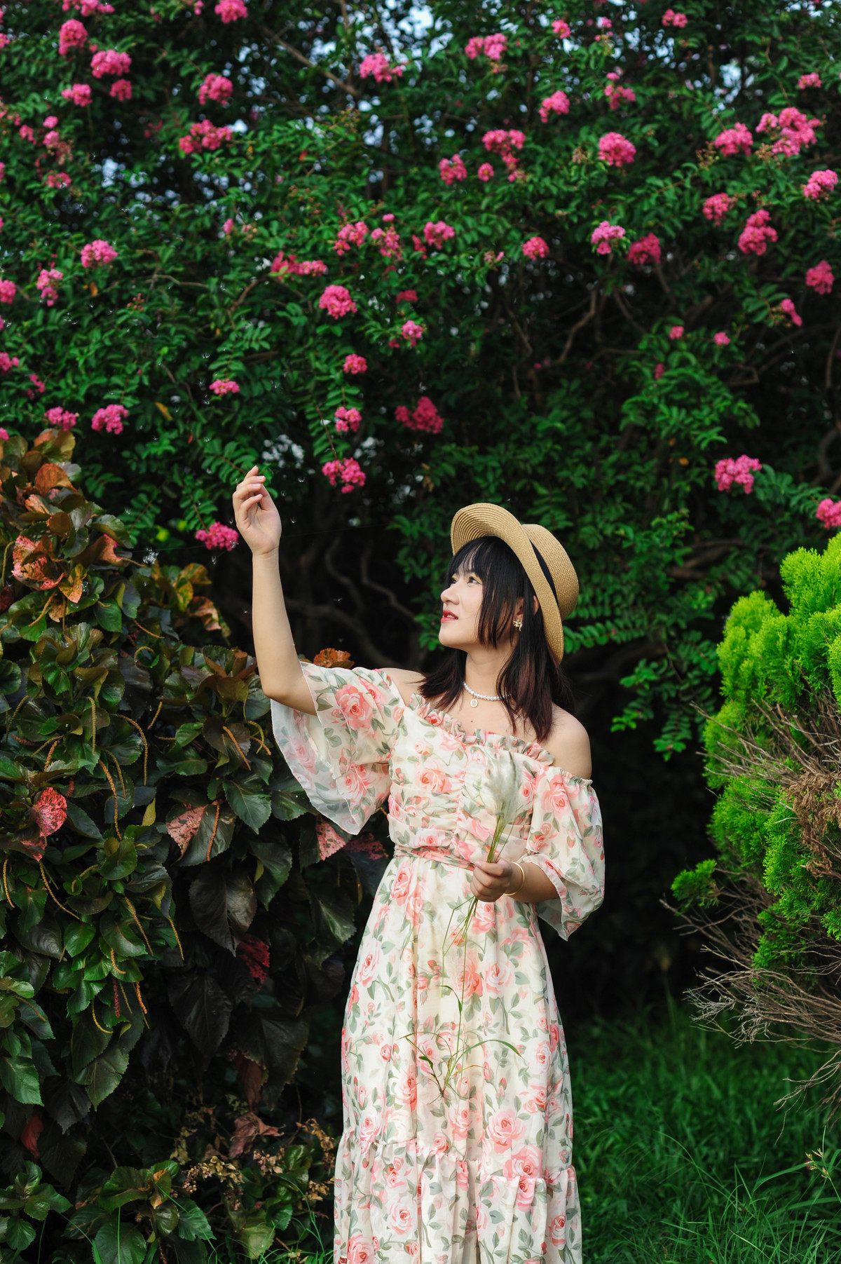 Thiếu nữ tạo dáng khoe sắc cùng hoa tường vi.