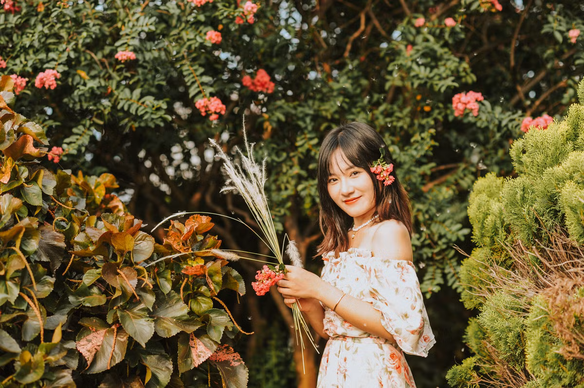 Chia sẻ với PV Báo Tri thức &amp; Cuộc sống, một bạn trẻ cho hay: "Mình rất yêu Hà Nội, nơi đây mỗi mùa lại có một loài hoa đặc trưng. Vì thế mà mình rất thích đi chụp ảnh để lưu lại kỉ niệm mỗi mùa Hà Nội".