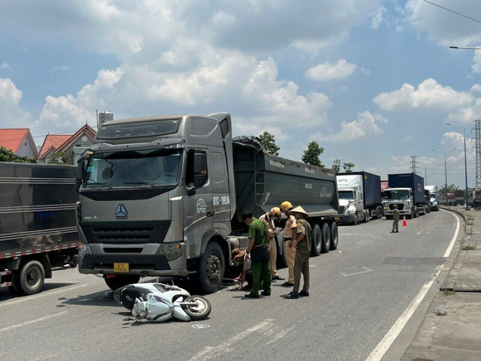 Nam sinh mới thi tốt nghiệp xong bị xe ben tông tử vong: Sáng 29/7, chị Phạm Mẫn Nhi (28 tuổi) và anh Giang Minh Trung (18 tuổi) chở nhau bằng xe máy, khi tới trước cổng khu du lịch Thủy Châu (TP Dĩ An) thì xảy ra va chạm với xe ben chạy cùng chiều. Tai nạn làm chị Nhi bị thương nhẹ, còn anh Trung được đưa đi cấp cứu như tử vong ngay sau đó (Ảnh: CA TP HCM)