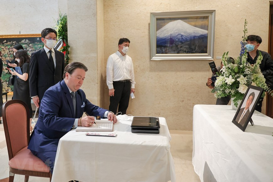 Ông Marc E. Knapper-Đại sứ Hoa Kỳ tại Việt Nam cũng đến viếng tại Đại sứ quán Nhật Bản. 