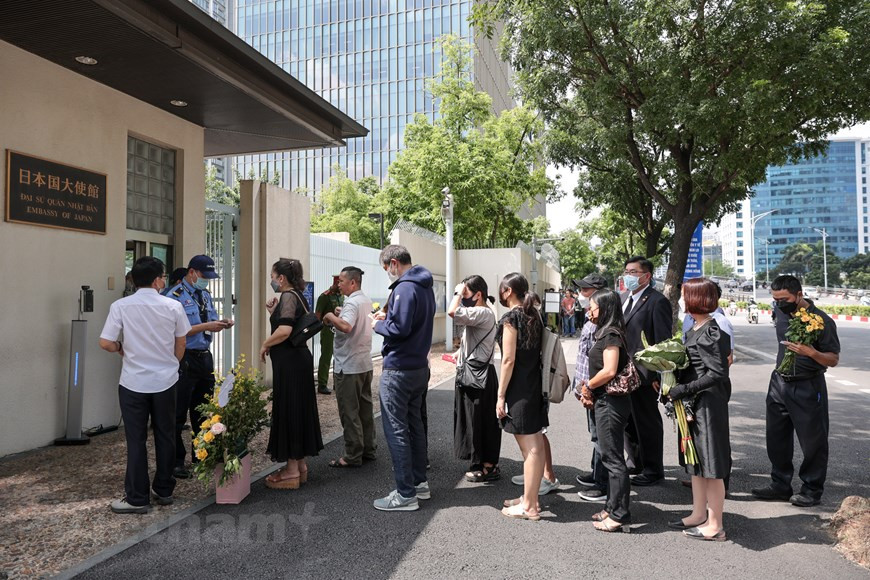 Ngay từ sớm, rất đông người dân Việt Nam đã xếp hàng trước cổng Đại sứ quán Nhật Bản để chờ tới lượt viếng cựu Thủ tướng Abe Shinzo. 