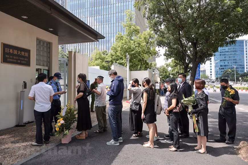 Ngay từ sớm, rất đông người dân Việt Nam đã xếp hàng trước cổng Đại sứ quán Nhật Bản để chờ tới lượt viếng cựu Thủ tướng Abe Shinzo. 