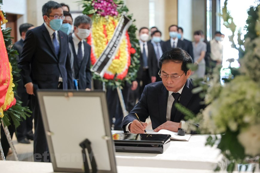 Bộ trưởng Bộ Ngoại giao Bùi Thanh Sơn viết sổ tang chia buồn với sự ra đi của cựu Thủ tướng Abe Shinzo.