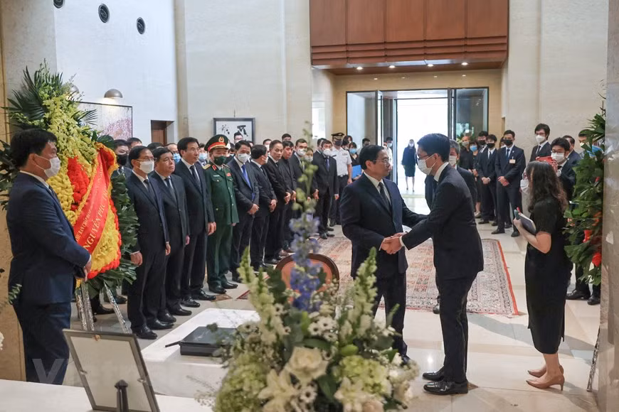 Thủ tướng Phạm Minh Chính chia buồn với Đại biện lâm thời Đại sứ quán Nhật Bản tại Việt Nam.