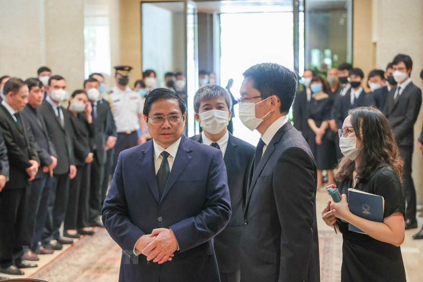 Thông báo của Đại sứ quán Nhật Bản tại Hà Nội cho biết sổ tang tưởng nhớ cựu thủ tướng Abe Shinzo sẽ được mở từ 9h-17h15 trong hai ngày 11 và 12/7 tại sảnh chính đại sứ quán ở số 27 Liễu Giai, quận Ba Đình, Hà Nội. 