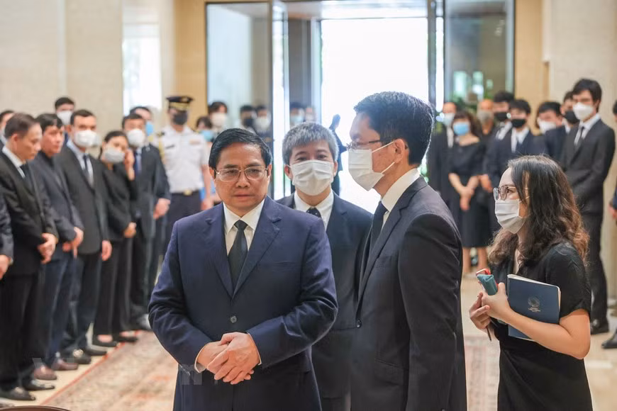 Thông báo của Đại sứ quán Nhật Bản tại Hà Nội cho biết sổ tang tưởng nhớ cựu thủ tướng Abe Shinzo sẽ được mở từ 9h-17h15 trong hai ngày 11 và 12/7 tại sảnh chính đại sứ quán ở số 27 Liễu Giai, quận Ba Đình, Hà Nội. 