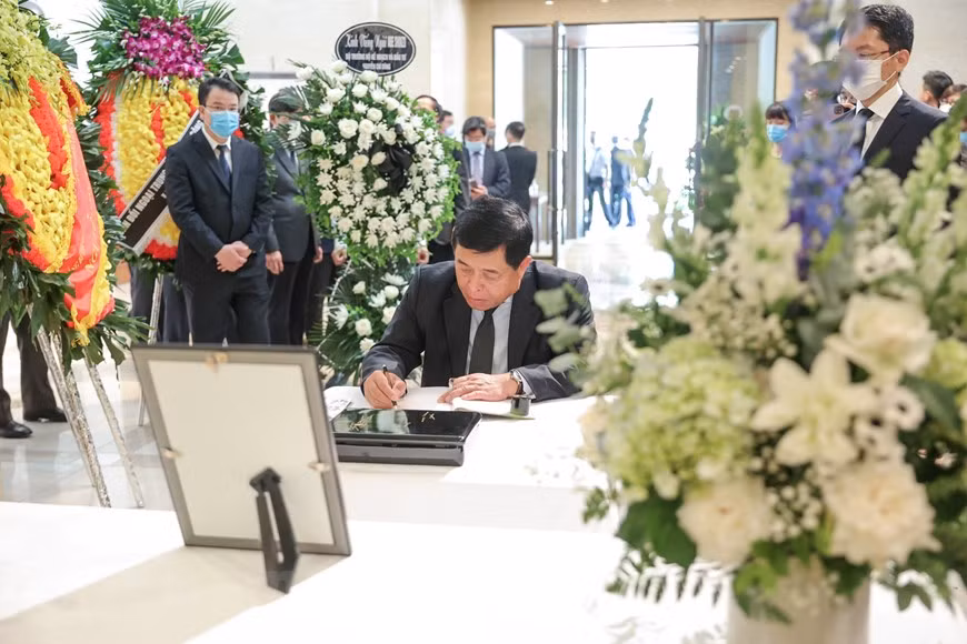 Bộ trưởng Bộ Kế hoạch và Đầu tư Nguyễn Chí Dũng ghi sổ tang bày tỏ sự tiếc thương với cố Thủ tướng Nhật Bản Abe Shinzo.