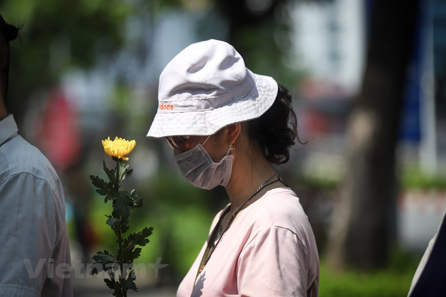 Cô Lê Thị Kim Tuệ chia sẻ khi biết tin Đại sứ quán Nhật mở sổ tang từ 11/7, cô đã một mình đi xe máy từ Ba Vì cách đây gần 70 cây số để viếng cựu Thủ tướng Abe Shinzo. 'Mặc dù chỉ biết ông trên truyền hình nhưng những việc ông làm với đất nước Việt Nam khiến tôi rất quý. Ông Shinzo Abe là một người bạn lớn của nhân dân Việt Nam.'