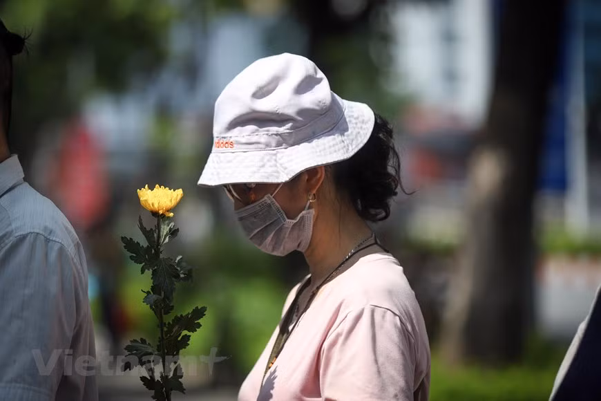 Cô Lê Thị Kim Tuệ chia sẻ khi biết tin Đại sứ quán Nhật mở sổ tang từ 11/7, cô đã một mình đi xe máy từ Ba Vì cách đây gần 70 cây số để viếng cựu Thủ tướng Abe Shinzo. 'Mặc dù chỉ biết ông trên truyền hình nhưng những việc ông làm với đất nước Việt Nam khiến tôi rất quý. Ông Shinzo Abe là một người bạn lớn của nhân dân Việt Nam.'