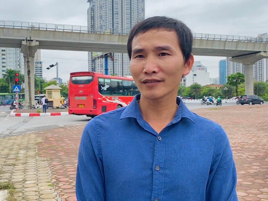 Anh Trần Văn Tuấn - tài xế lái xe Kế Thoa chia sẻ: "Sau khi được tổ công tác giải thích, tuyên truyền tôi đã hiểu rõ vi phạm của mình và kí cam kết chấp hành đúng luật ATGT. Qua đây tôi muốn nhắn nhủ đến các tài xế khác là luôn phải tuân thủ luật giao thông, đi đúng làn đường, phần đường của mình".