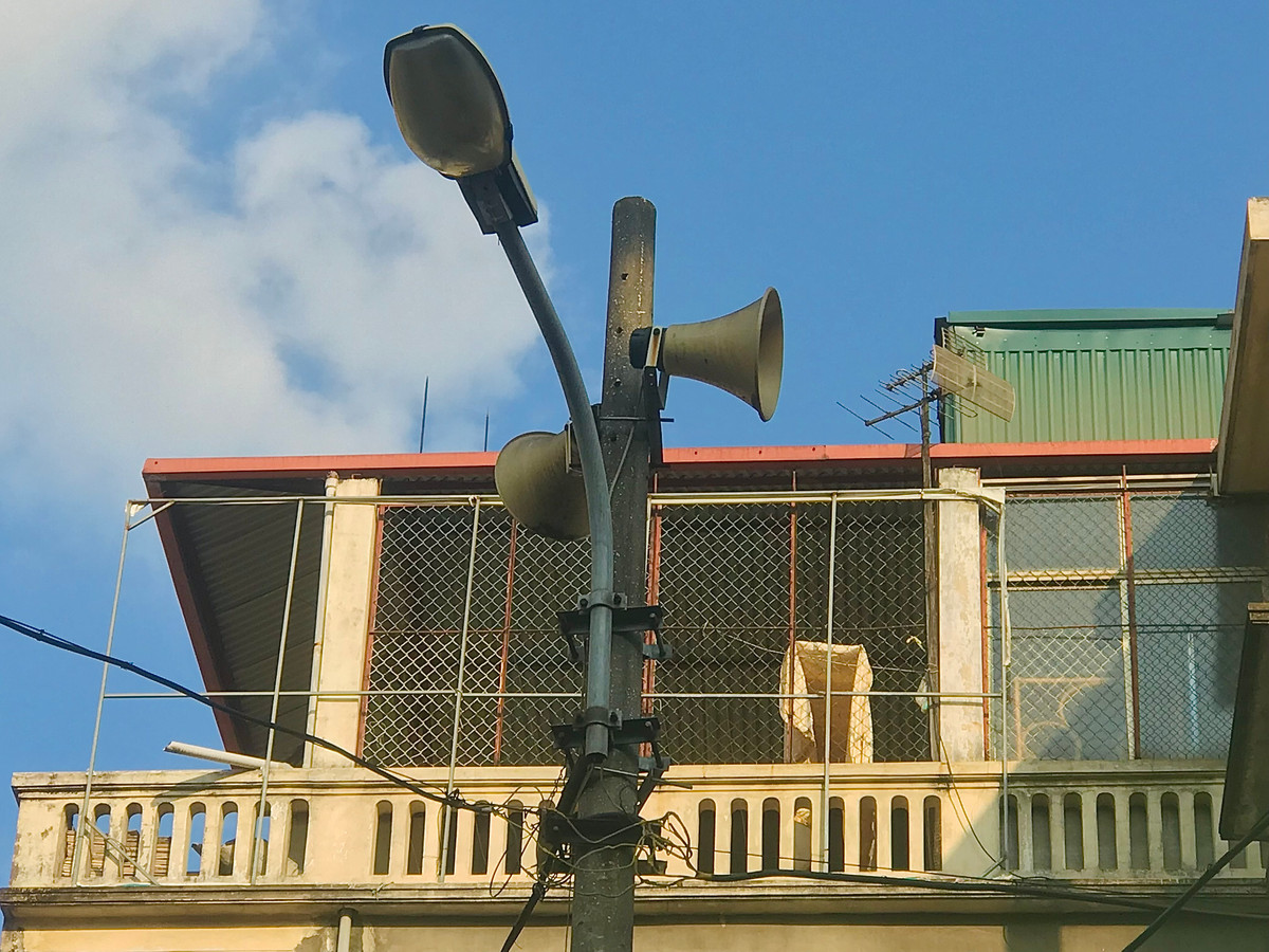 Thông thường sẽ có 2 loa gắn trên một cột điện ở khu dân cư. Trong dịch COVID-19, loa phường đã phát huy vai trò thông tin rất tốt.