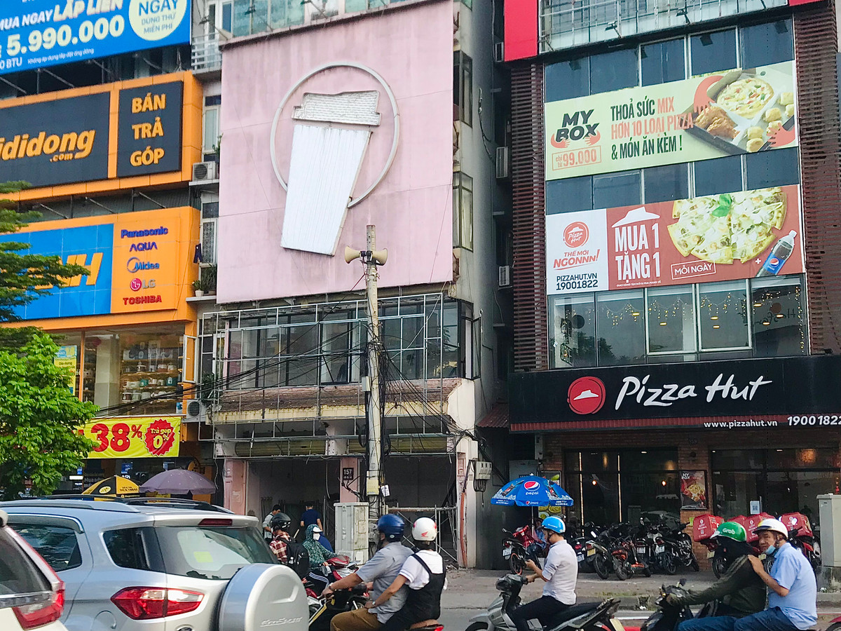 Nói thêm về cách chuyển đổi được thực hiện, bà Hương cho biết nếu trước đây ở mỗi địa phương, tổ dân phố để những cụm loa lớn với từ 5-10 loa thì với những hộ dân sinh sống gần đó bị ô nhiễm tiếng ồn lớn. Do vậy, tới đây nếu triển khai sẽ duy trì số lượng loa ít đi, chỉ khoảng 2 chiếc. Trong đó các địa phương căn cứ vào nhu cầu truyền thông, chủ động quyết định số lượng loa và vị trí đặt loa.