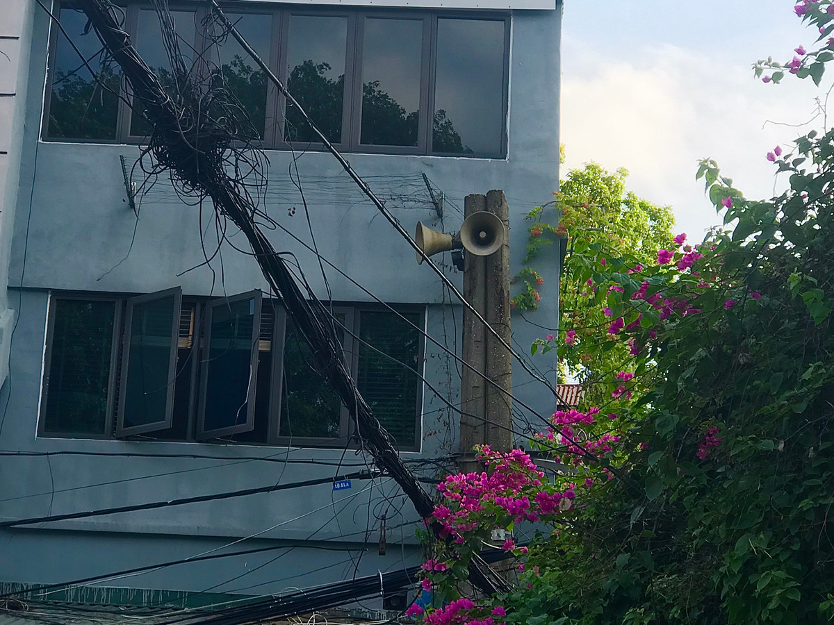 Nhiều người dân ở gần loa phường tỏ ra không mấy mặn mà với loại hình thông tin mà họ cho rằng không phù hợp với thời đại này.