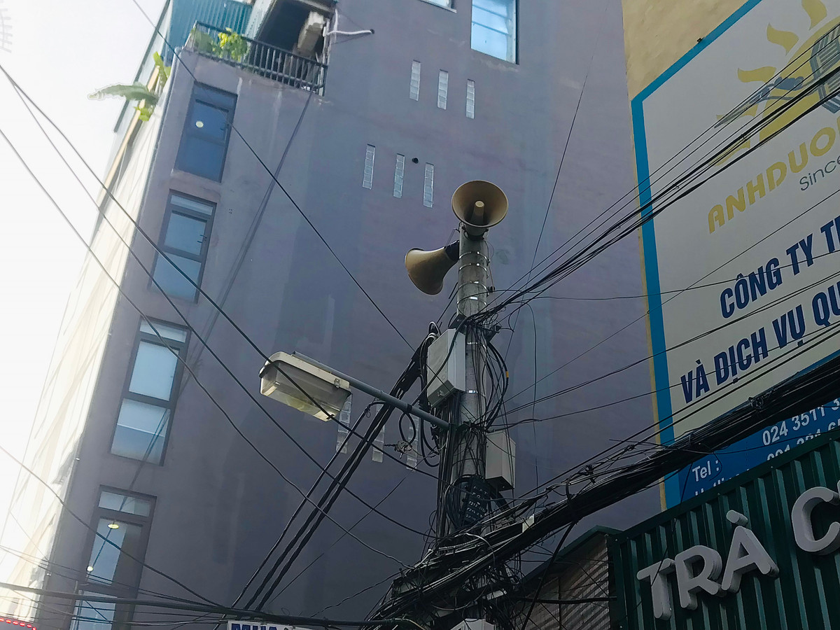 Riêng vị trí đặt loa cũng cần tuân theo nguyên tắc tránh những khu vực đã quy định như trường học, khu vực có người già, đoàn ngoại giao… Đồng thời có quy định cả về thời lượng phát loa 15 phút/buổi với những quận nội thành, một ngày không quá 2 buổi, trừ trường hợp đặc biệt (dịch bệnh, ngày lễ phải tuyên truyền đặc biệt - có chỉ đạo của thành phố). Bà Hương cho rằng với thời lượng 15 phút phát thanh sẽ không gây tiếng ồn, làm ảnh hưởng đến người dân. Trong đó 1 tuần chỉ phát tối đa 5 ngày (trừ thứ 7, chủ nhật).