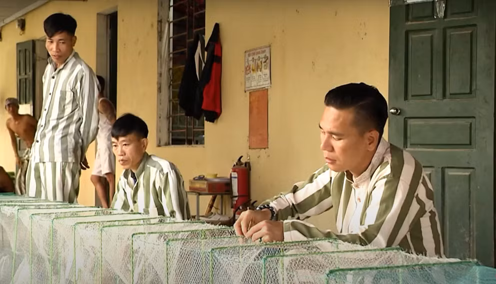 Không gì có thể thay đổi được thực tại, Cường là một phạm nhân, một người con không làm tròn chữ hiếu. (Ảnh cắt từ clip Truyền hình Quốc hội). 