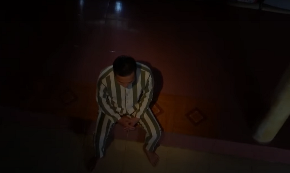 “Nếu bây giờ nói thì mẹ cũng không thể sống lại được. Tất cả mọi việc cũng đã xảy ra rồi, nhưng tôi chỉ muốn qua những cái bài hát của tôi, gửi gắm tất cả những cái sự ăn năn hối lỗi, những cảm xúc của một đứa con đã gây ra tội lỗi cũng như là gửi tới tất cả mọi người trong xã hội mà còn cha còn mẹ hãy sống thật tốt, đừng để một ngày mất mẹ như tôi.” - Cường xúc động chia sẻ. (Ảnh cắt từ clip Truyền hình Quốc hội).