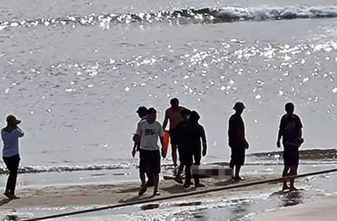 2 mẹ con du khách Hà Nội tử nạn trên biển Thiên Cầm: Khoảng 6h30 ngày 4/7, một nhóm 4 người ở Hà Nội xuống khu vực biển Thiên Cầm (huyện Cẩm Xuyên, Hà Tĩnh) tắm, bất ngờ hai mẹ con trong một gia đình (chưa rõ danh tính) bị đuối nước. Mặc dù được ứng cứu nhưng người mẹ đã tử vong, còn người con đang mất tích. Đến hơn 10h cùng ngày, lượng chức năng đã đưa thi thể người mẹ vào bờ và đang nỗ lực tìm kiếm nạn nhân còn lại.