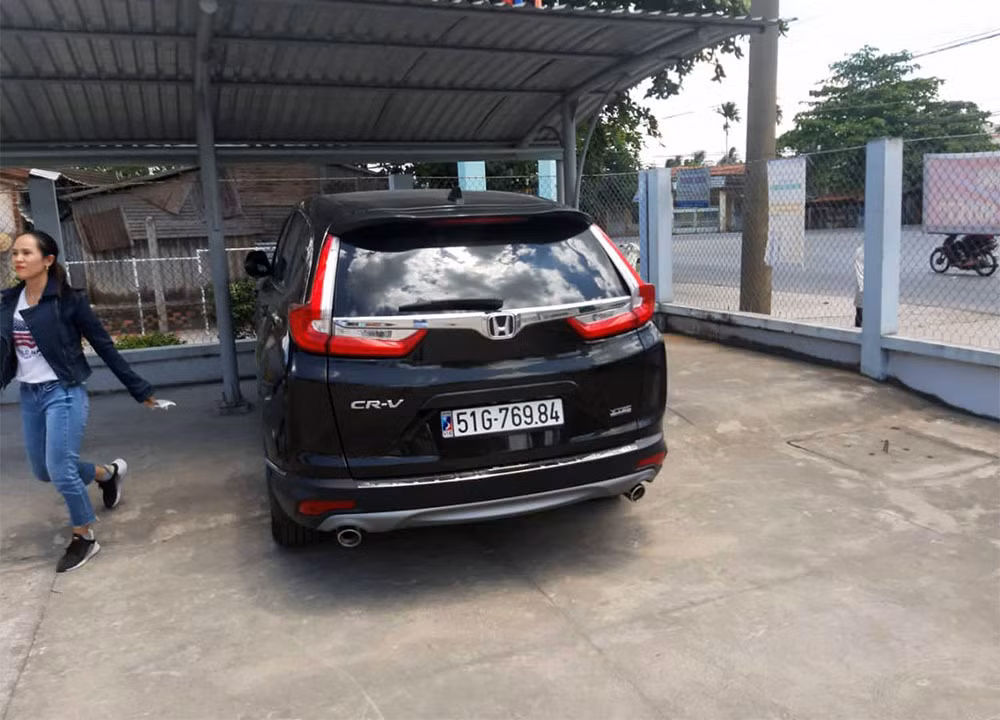 Nu tai xe gay tai nan con mao nhan chau chu tich xa