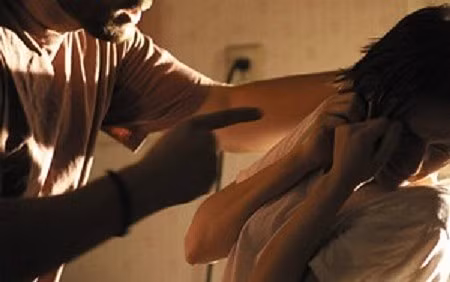 Chồng vung roi tới tấp, bắt vợ lột đồ để kiểm tra chỉ vì người đàn ông thu tiền điện - Hình 2 Chong vung roi toi tap, bat vo lot do de kiem tra chi vi nguoi dan ong thu tien dien-Hinh-2