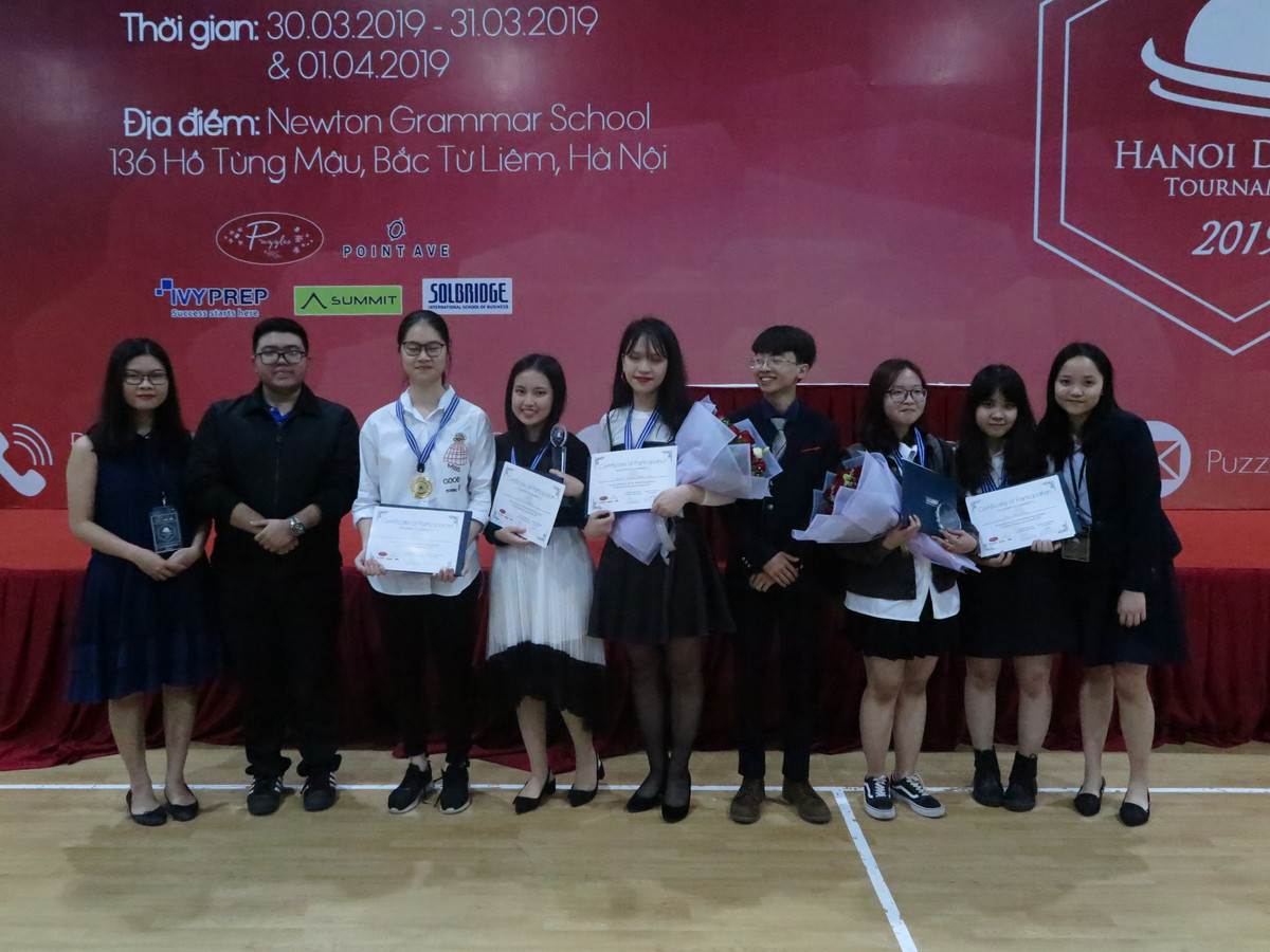 Hoc sinh truong Amsterdam gianh giai nhat cuoc thi Tranh bien Ha Noi mo rong 2019