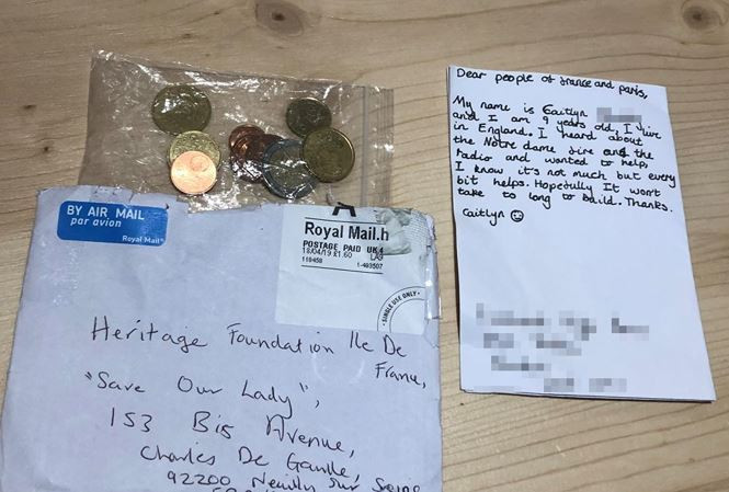 Xuc dong be gai ung ho 3 euro tai thiet Nha tho Duc Ba Paris