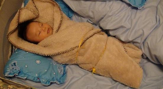 Ba nhai thit roi mom cho chau, be 2 tuoi non ra mau, bac si ket luan moi kinh ngac-Hinh-2